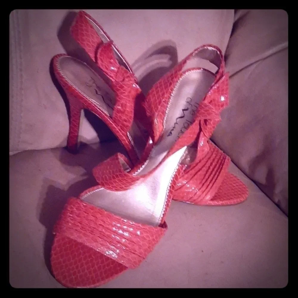Vipor Touch of Nina red Snake skin heels